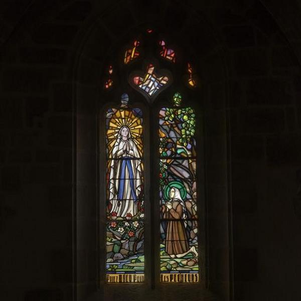 Vue générale de la verrière de l'Apparition de Notre-Dame de Lourdes à sainte Bernadette Soubirous, baie 6.