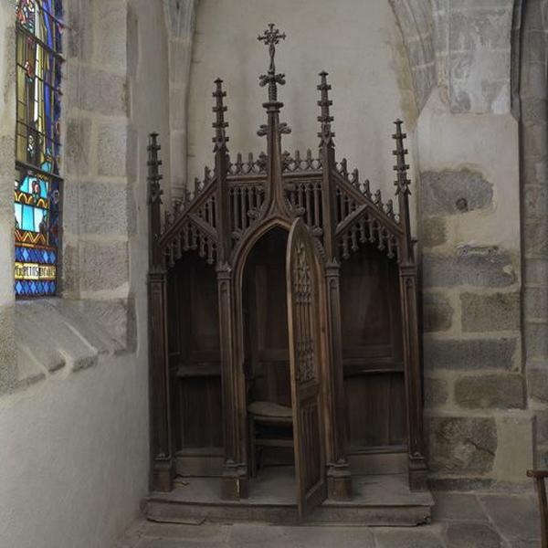 Vue d'ensemble du confessionnal, vantail ouvert.