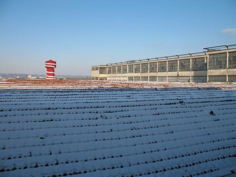 Vue d'ensemble sud des toits du site en fond le château d'eau