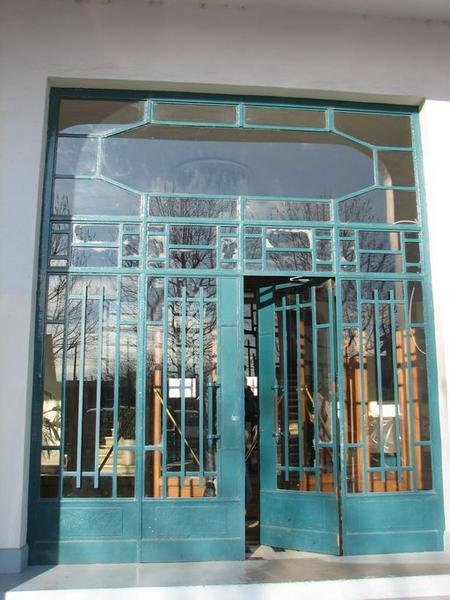 Porte d'entrée des grand bureaux : verre et ferronnerie