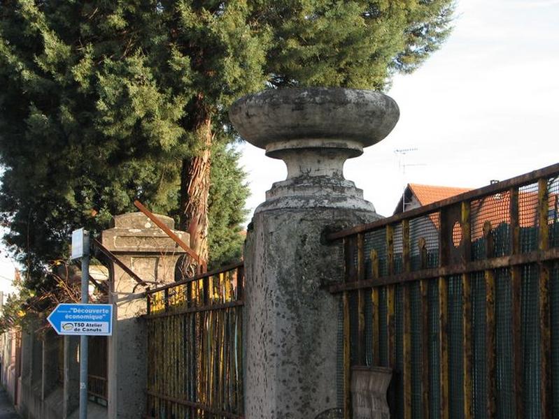 Clôture : muret surmonté d'une grille rythmé de colonne surmontée d'un vase