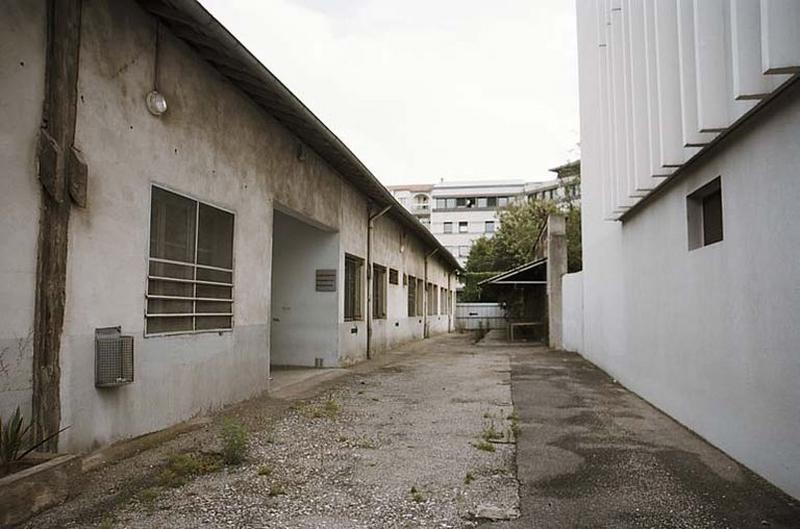 Passage latéral et garage à vélo dans le fond