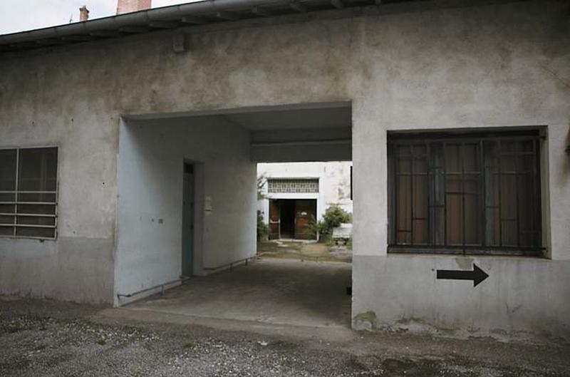 Passage : accès au bâtiment principal