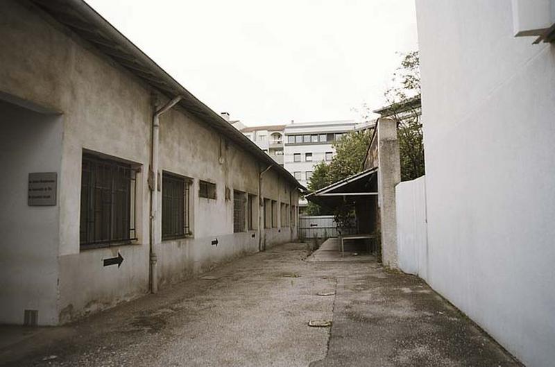 Entrée principale du site en fond, le garage à vélo
