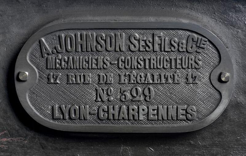 Plaque Johnson : A. Johnson ses fils & Cie mécaniciens-constructeurs 17 rue de l'égalité 17 N° 329 Lyon-Charpenne