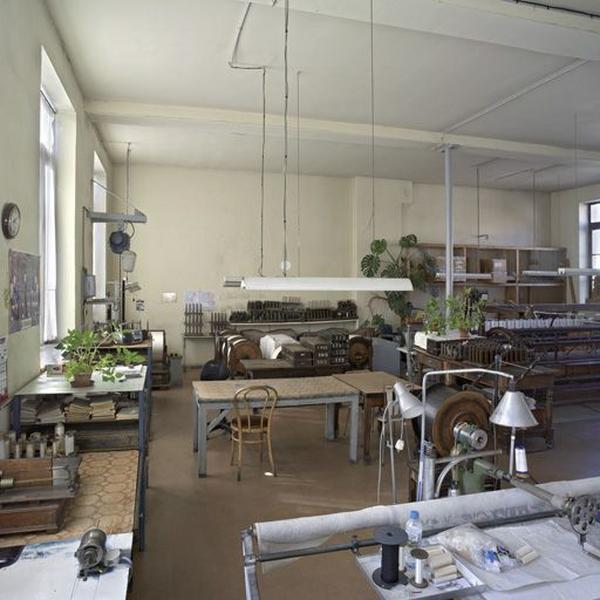 Vue d'ensemble de l'atelier de préparation des bobines, de rebrodage et de vérification des dentelle