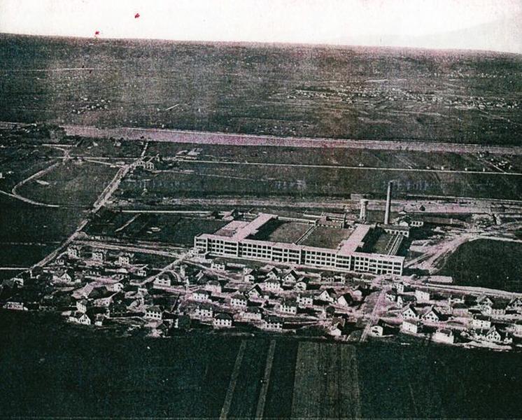 Reproduction d'une vue aérienne : usine et cité