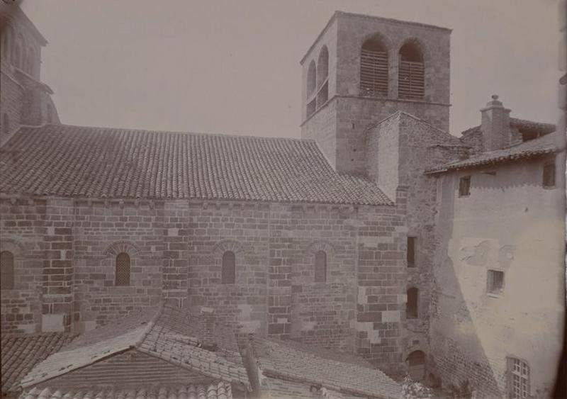 [Vue latérale depuis l'étage de l'aile sud (?) : mur nord de la nef à l'intérieur de la cour, depuis le transept (exclu) jusqu'à la façade de l'aile ouest dont on voit l'élévation sans galerie. La cour est encombrée de constructions].