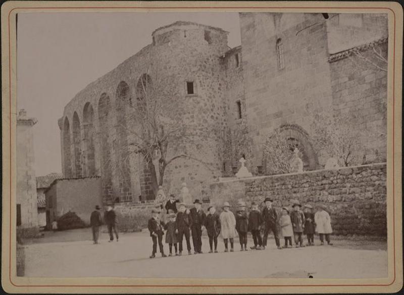 Chandieu. Avant les démolitions qui ont dégagé l'église et le prieuré [Vue du prieuré depuis le sud-ouest].