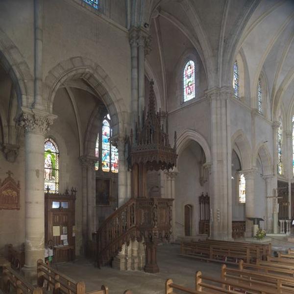 Vue partielle des verrières du transept et du choeur et vue générale de la chaire à prêcher.