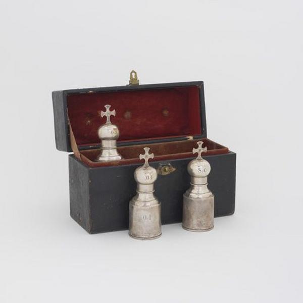 Coffret d'ampoules aux saintes huiles (réserves). Vue générale.
