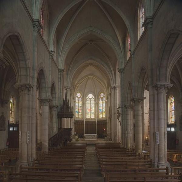 Vue depuis l'entrée vers le choeur avec l'ensemble des verrières.