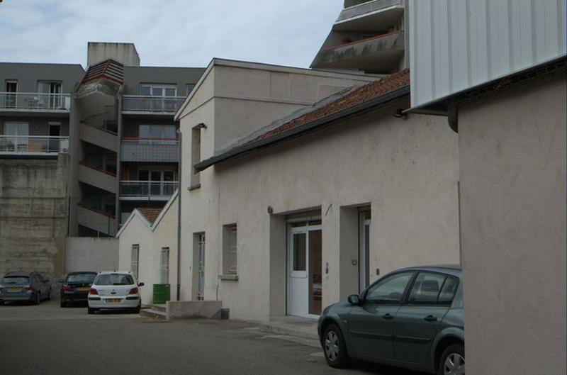 Cour d'entrée du site