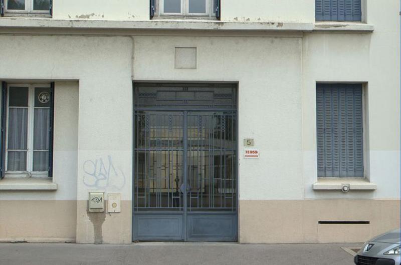 Entrée principale du 5 (entrée de l'immeuble)