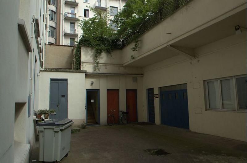 Vue d'ensemble et entrée principale dans la cour de l'immeuble du n° 5