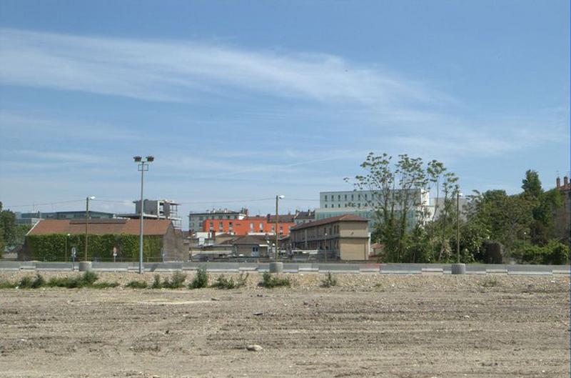 Vue ouest des ateliers de la société Babolat, premier plan Zac du bon-Lait