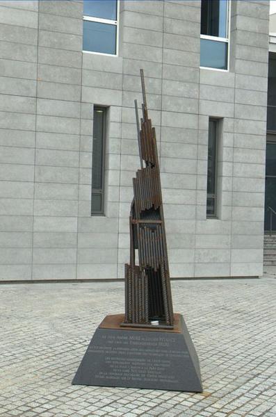 Vue générale de la scuplture faite par les ouvriers de l'usine Mûre actuellement déposée dans l'ENS
