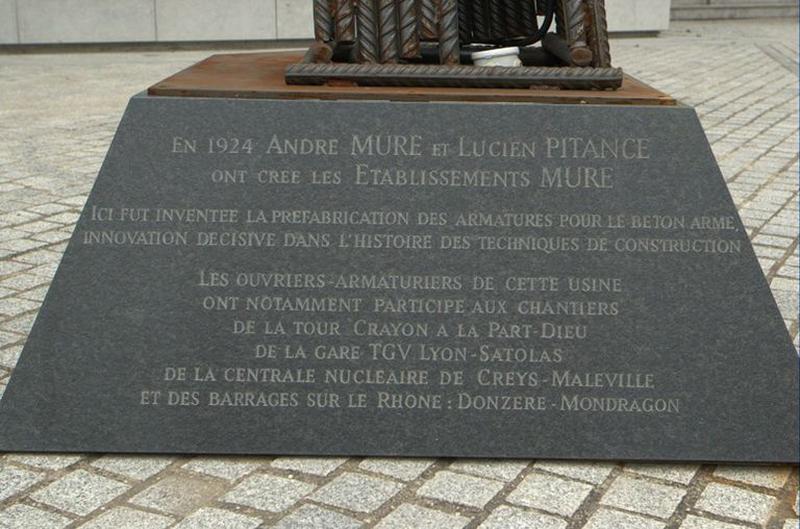 Plaque-socle : En 1924 André Mûre et Lucien Pitance ont créé les Etablissements Mûre...