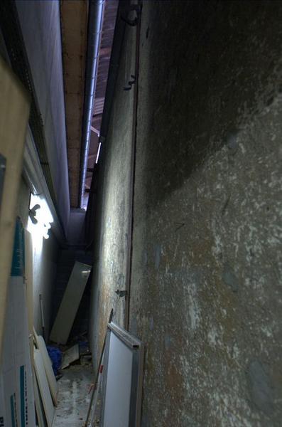 Zone tampon entre le nouveau aménagement du magasin et le bâtiment d'origine
