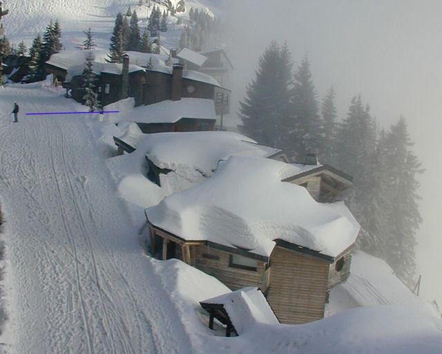 Situation du chalet Stella par rapport à la route passant à l'arrière