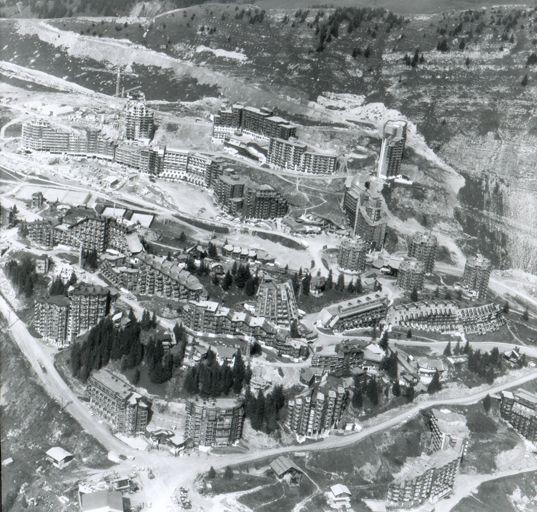 Vue d'ensemble de la station avec situation du chalet Yacca. Photographie, 1980