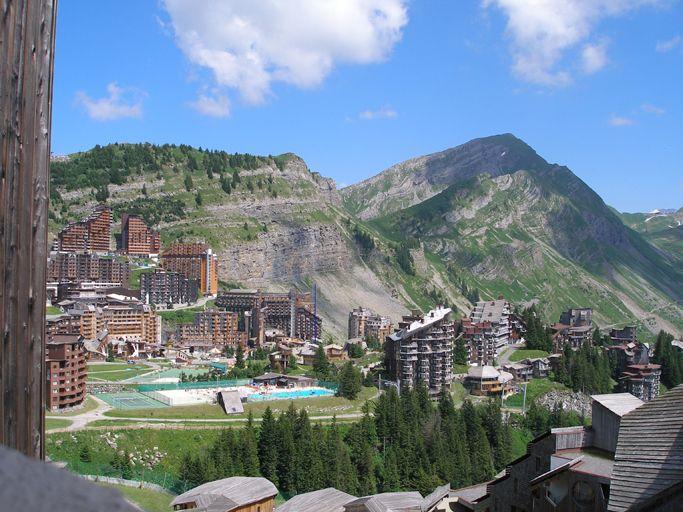 Vue d'ensemble de la station depuis l'ouest, avec situation du chalet