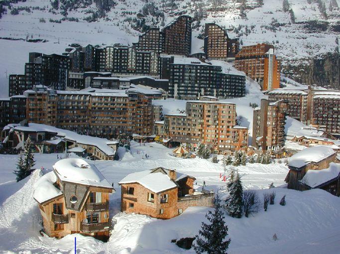 Vue d'ensemble du chalet depuis le sud