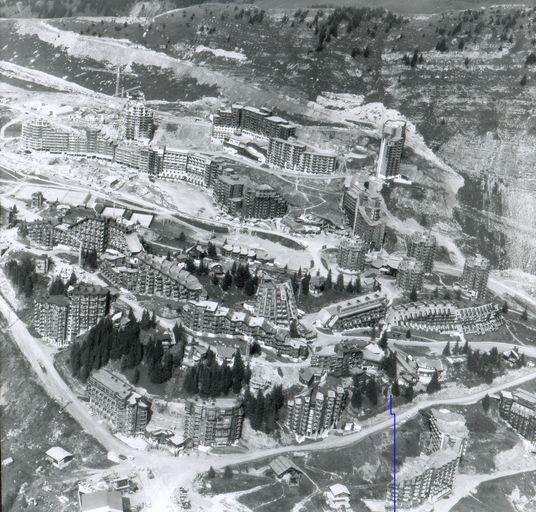 Vue d'ensemble de la station avec situation du chalet. Photographie 1980 (A. privées J. Labro)