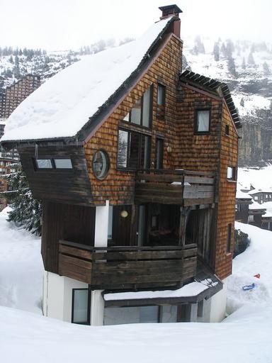 Vue d'ensemble du chalet depuis le sud-ouest, en hiver