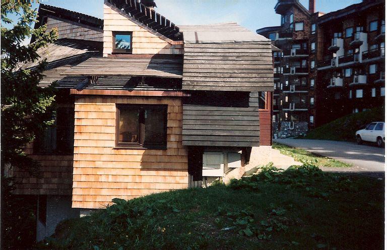 Vue de l'entrée depuis le sud. Photographie J. Labro, 1991 (A. privées J. Labro)