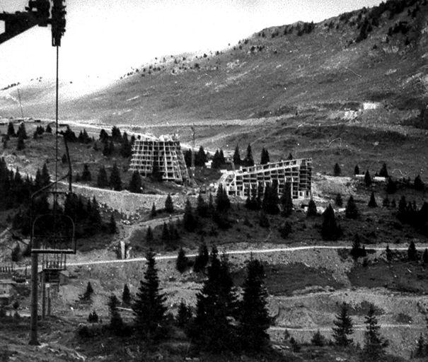 Vue du chantier de l'hôtel des Dromonts et de l'immeuble le Séquoia, avec le télésiège des Foillis au 1er plan. Photographie 1965 (A. Office du tourisme d'Avoriaz)