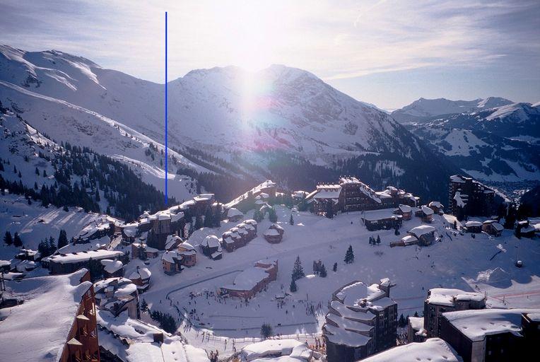 Vue d'ensemble du quartier des Dromonts depuis le nord, avec situation de l'hôtel