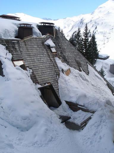 Le Mélèze 1. Entrée sur le pignon ouest, en hiver