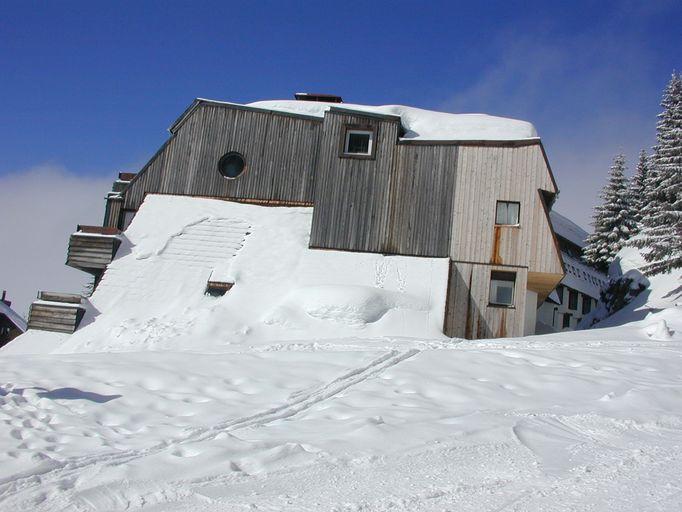 Le Mélèze 2. Le pignon est en hiver