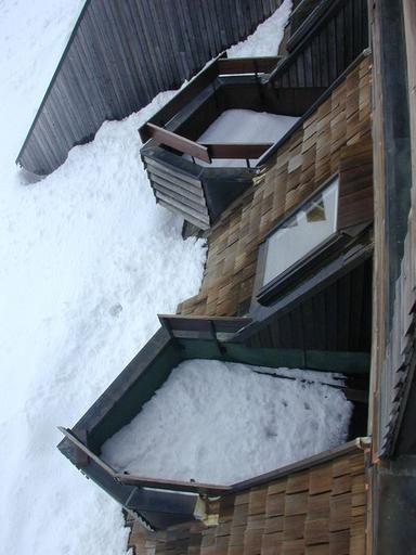 Les terrasses au pied de la façade aval