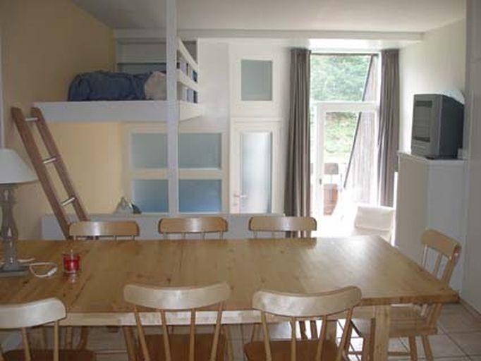 Appartement traversant sur deux niveaux, pour 6 personnes. Le coin-repas depuis l'entrée