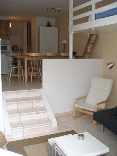 Appartement traversant sur deux niveaux, pour 6 personnes. Le salon en contrebas du coin-repas