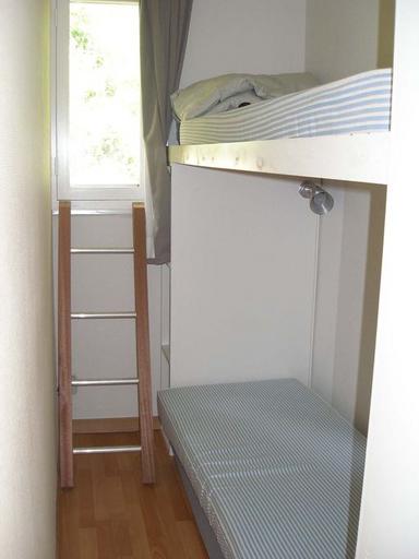 Appartement traversant sur deux niveaux, pour 6 personnes. Une chambre avec lits superposés