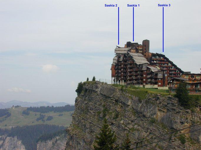 La résidence au bord de la falaise depuis l'est