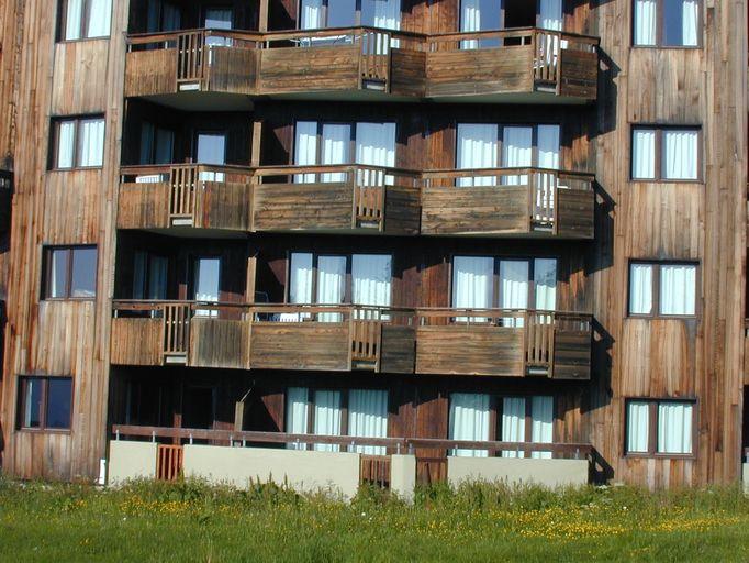 Facade sud-ouest. Détail des premiers niveaux