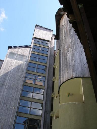 Les cages d'ascenseur et d'escalier