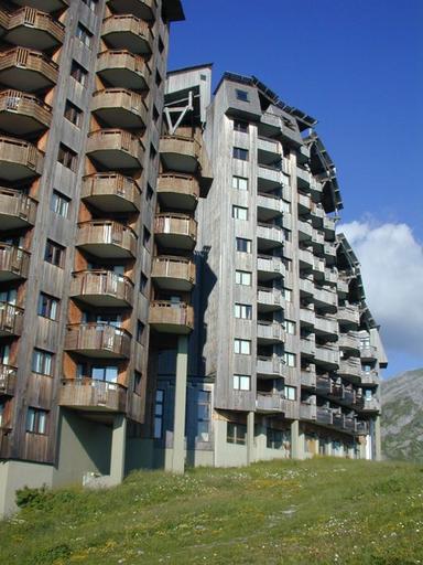 Vue d'ensemble de la façade sud depuis l'ouest, le Saskia 1 au 1er plan