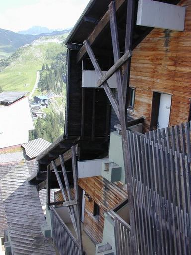 Vue des baies ouvertes éclairant les escaliers et les coursives