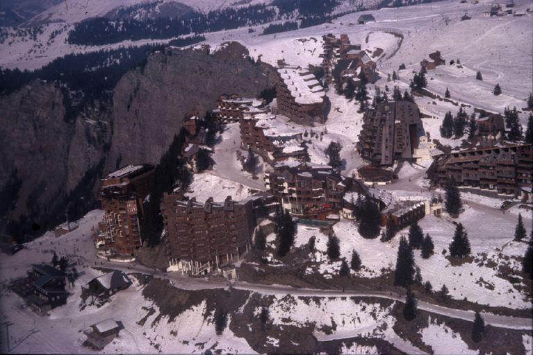 Hiver 1972-1973, vue oblique rapprochée sur le quartier des Dromonts