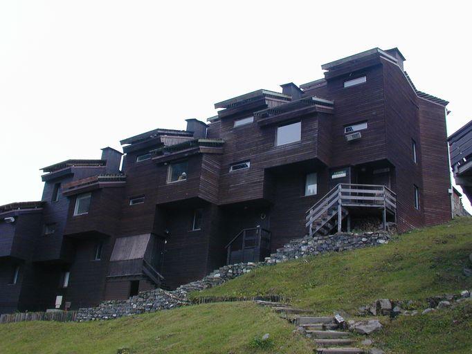 Ensemble de 4 maisons dites les chalets de la Combe