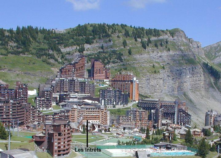 Vue d'ensemble de la résidence dans la station depuis le sud