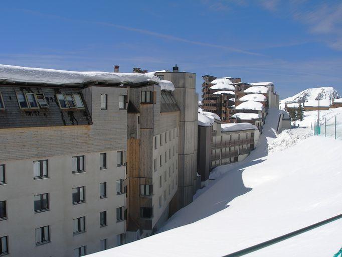 Façade amont. Vue d'ensemble depuis l'est