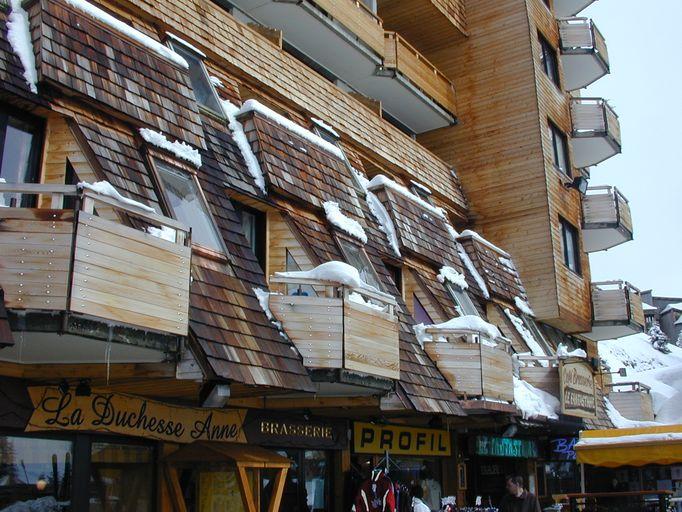 Les Intrêts 1. Les balcons du 1er étage de la partie centrale