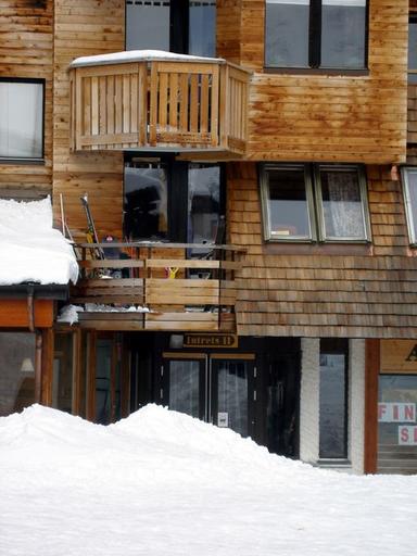 Les Intrêts 2. Détail des balcons des deux premiers étages