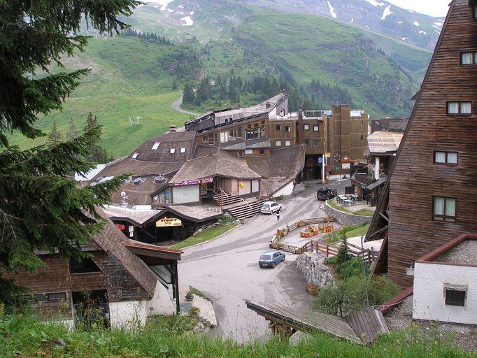 Hôtel de voyageurs, actuellement immeubles, et galerie marchande les Hauts-Forts